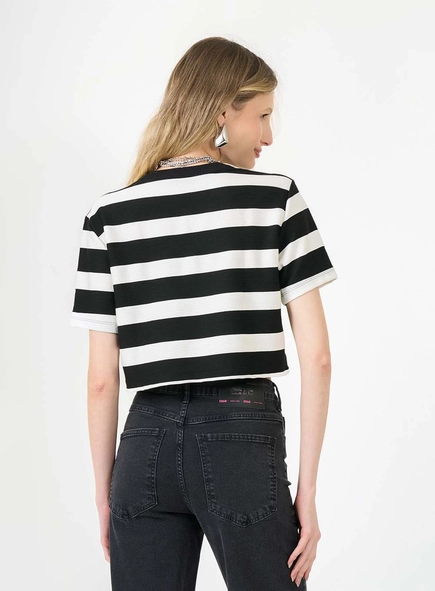Camiseta Boyfriend Listrada Com Gola Em Ribana