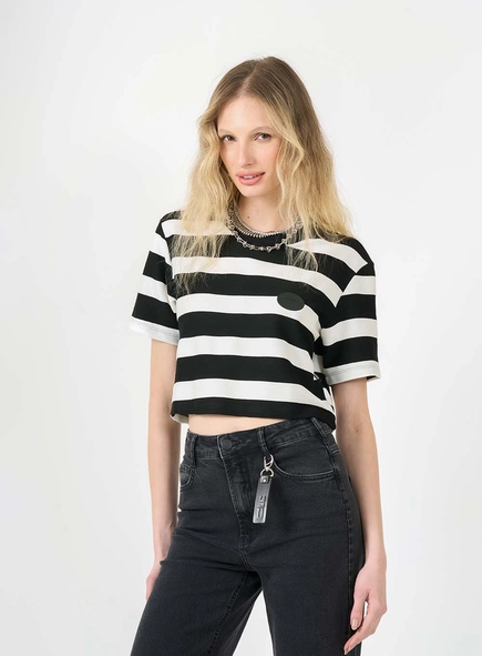 Camiseta Boyfriend Listrada Com Gola Em Ribana