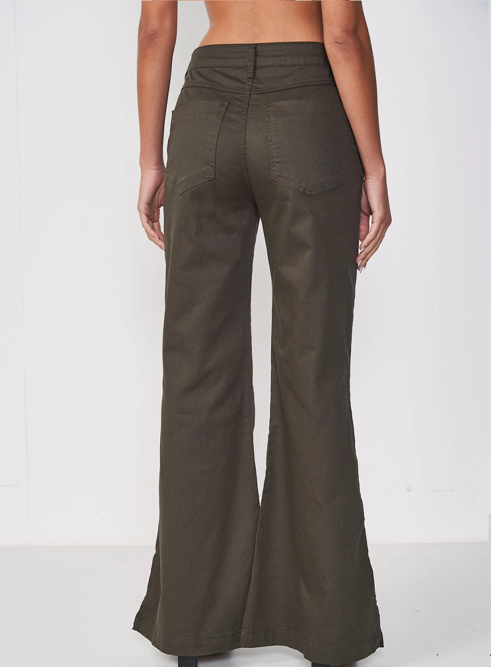 Calça Feminina Sarja Boot Cut Com Fendas Madrid Verde