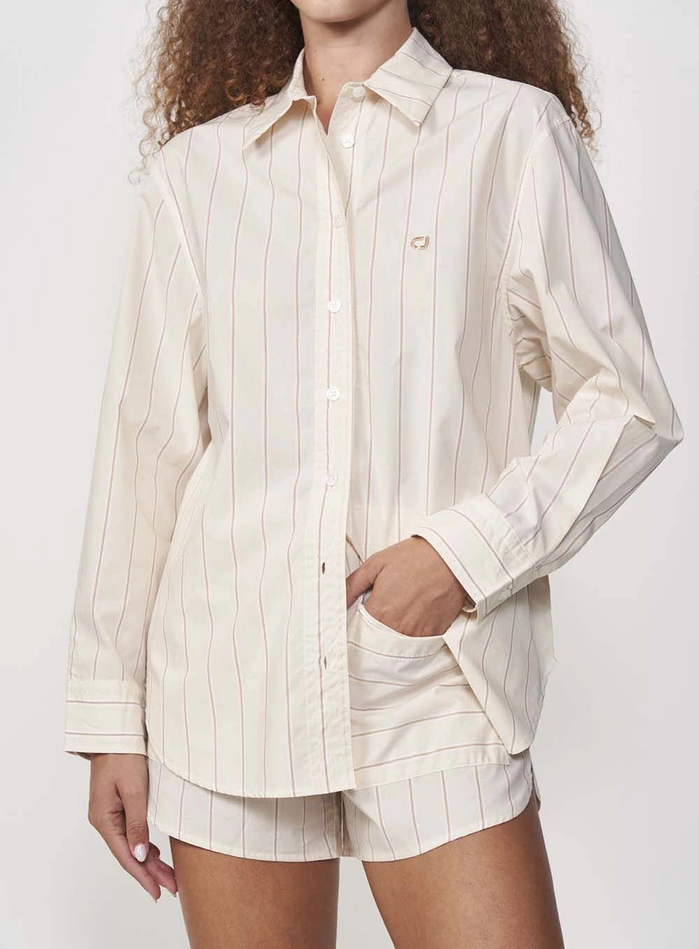 Camisa Feminina Listrada Oversized Bege