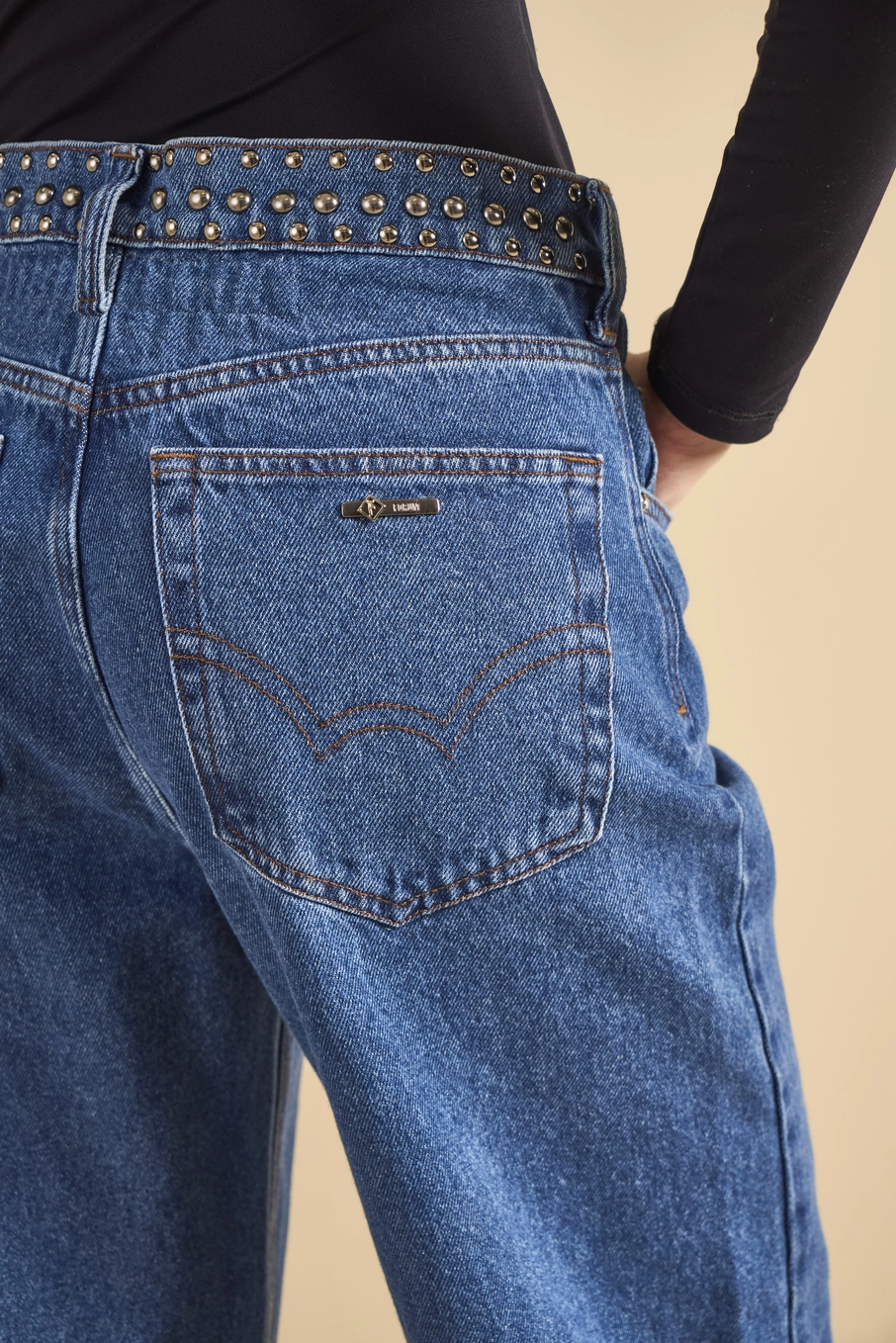 Calça Jeans Feminina Low Curve Com Detalhes Índigo 4
