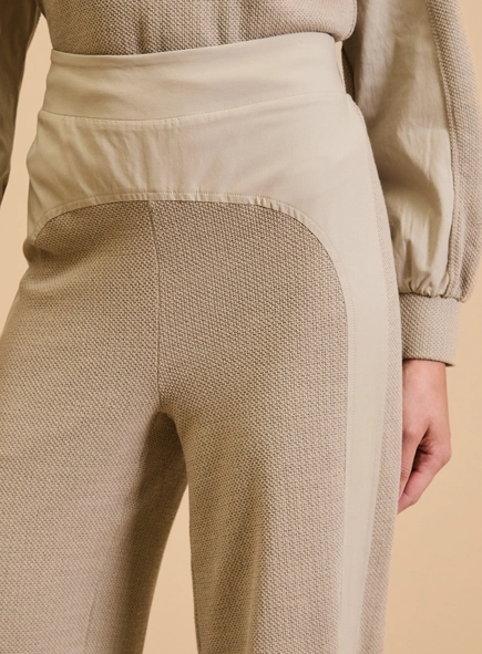 Calça Feminina Ampla Com Sobreposição