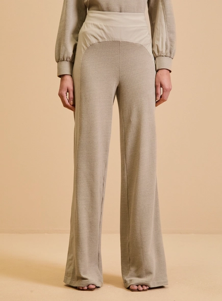 Calça Feminina Ampla Com Sobreposição