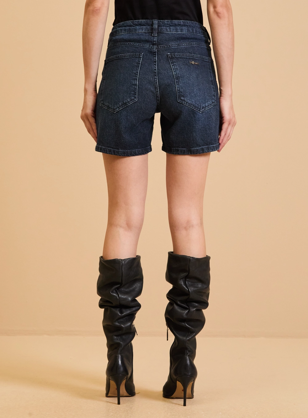 Bermuda Jeans Feminina Reta Lavagem Escura Índigo 2