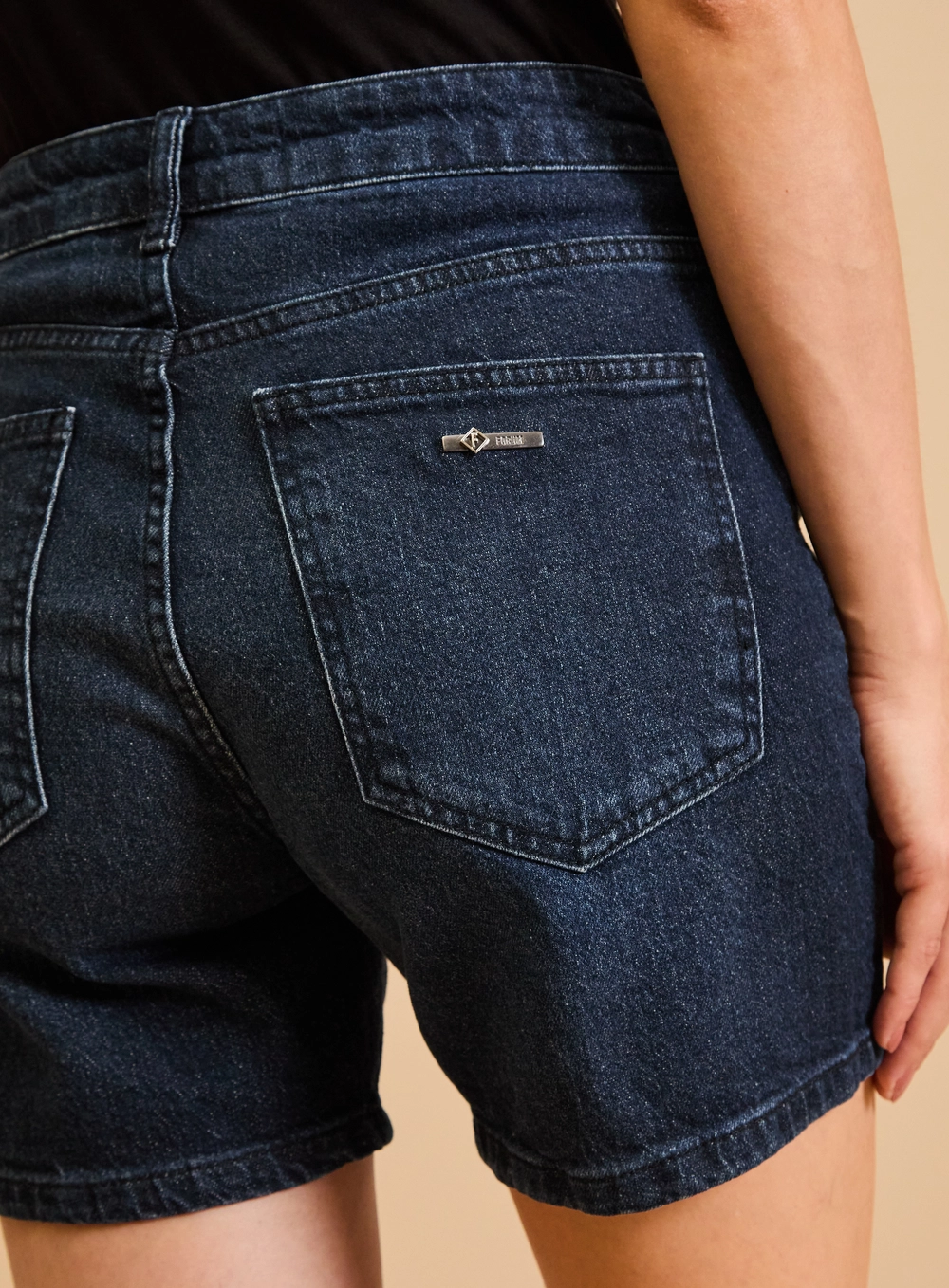 Bermuda Jeans Feminina Reta Lavagem Escura Índigo 4