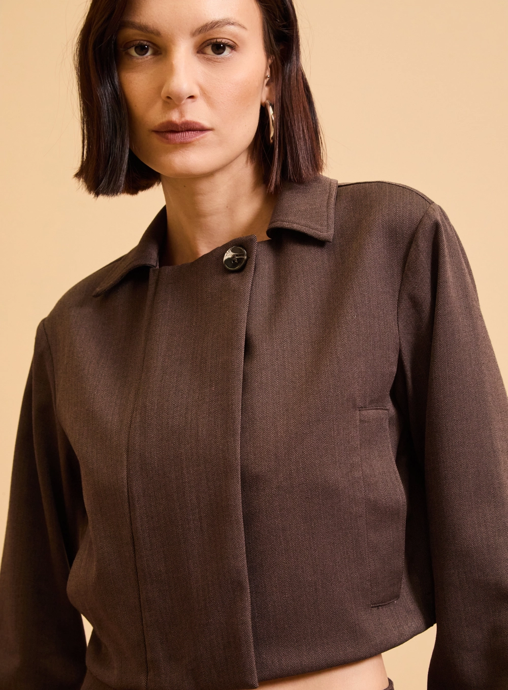 Jaqueta Feminina Alfaiataria Cropped Marrom 3