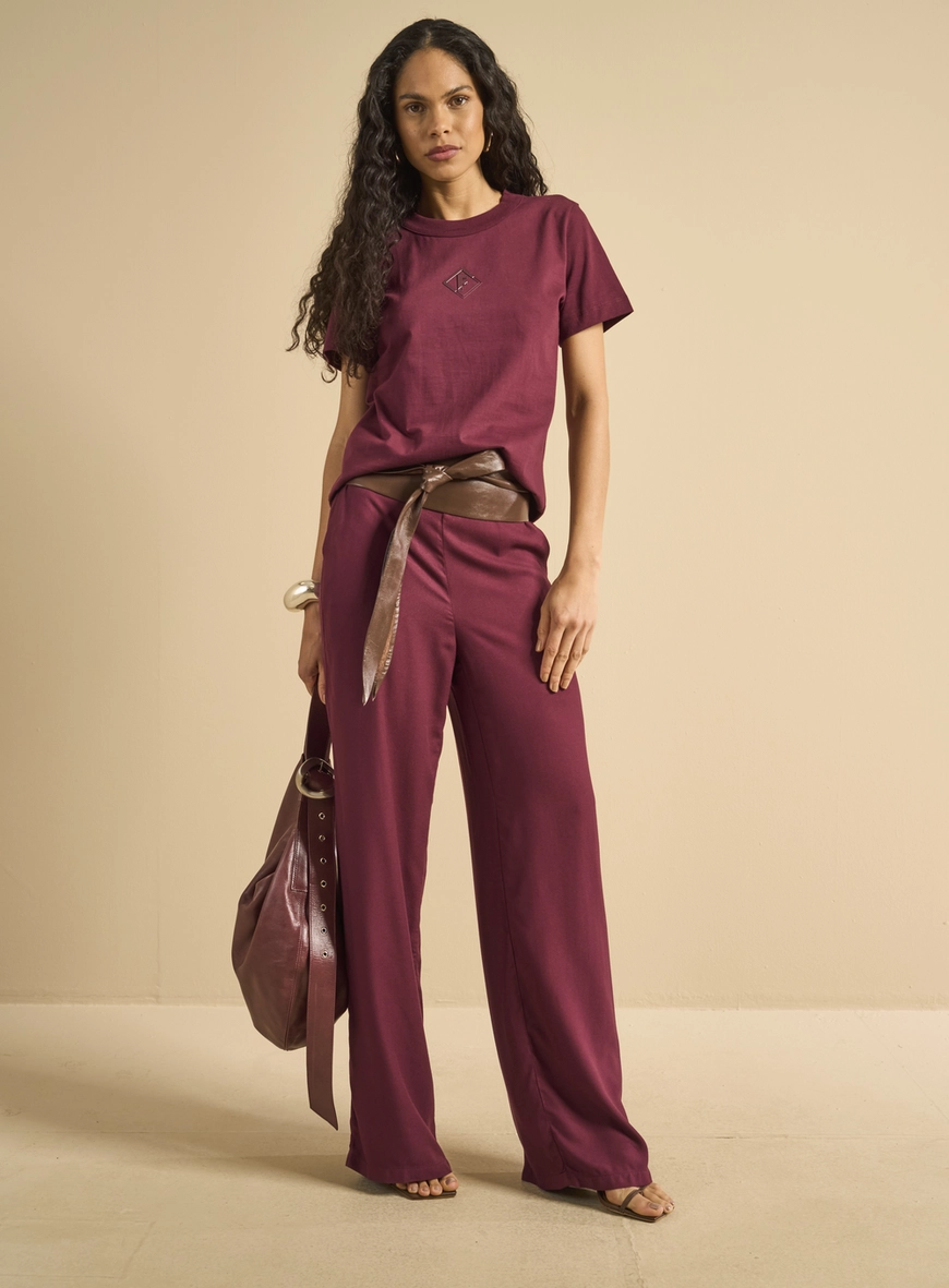 Camiseta Feminina Básica Com Aplicação Bordô