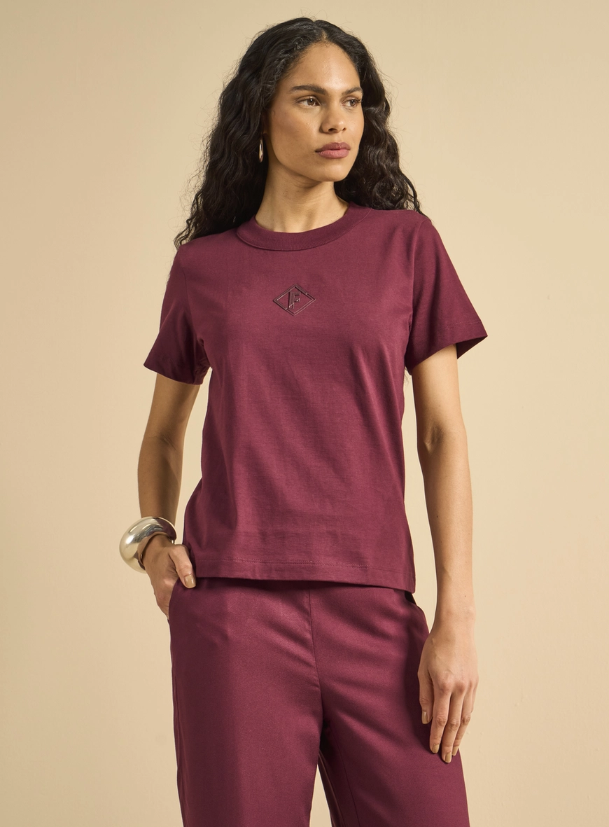 Camiseta Feminina Básica Com Aplicação Bordô
