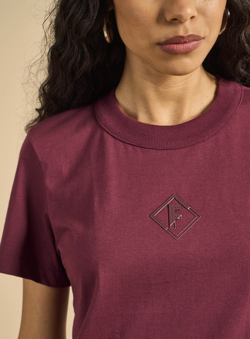 Camiseta Feminina Básica Com Aplicação Bordô