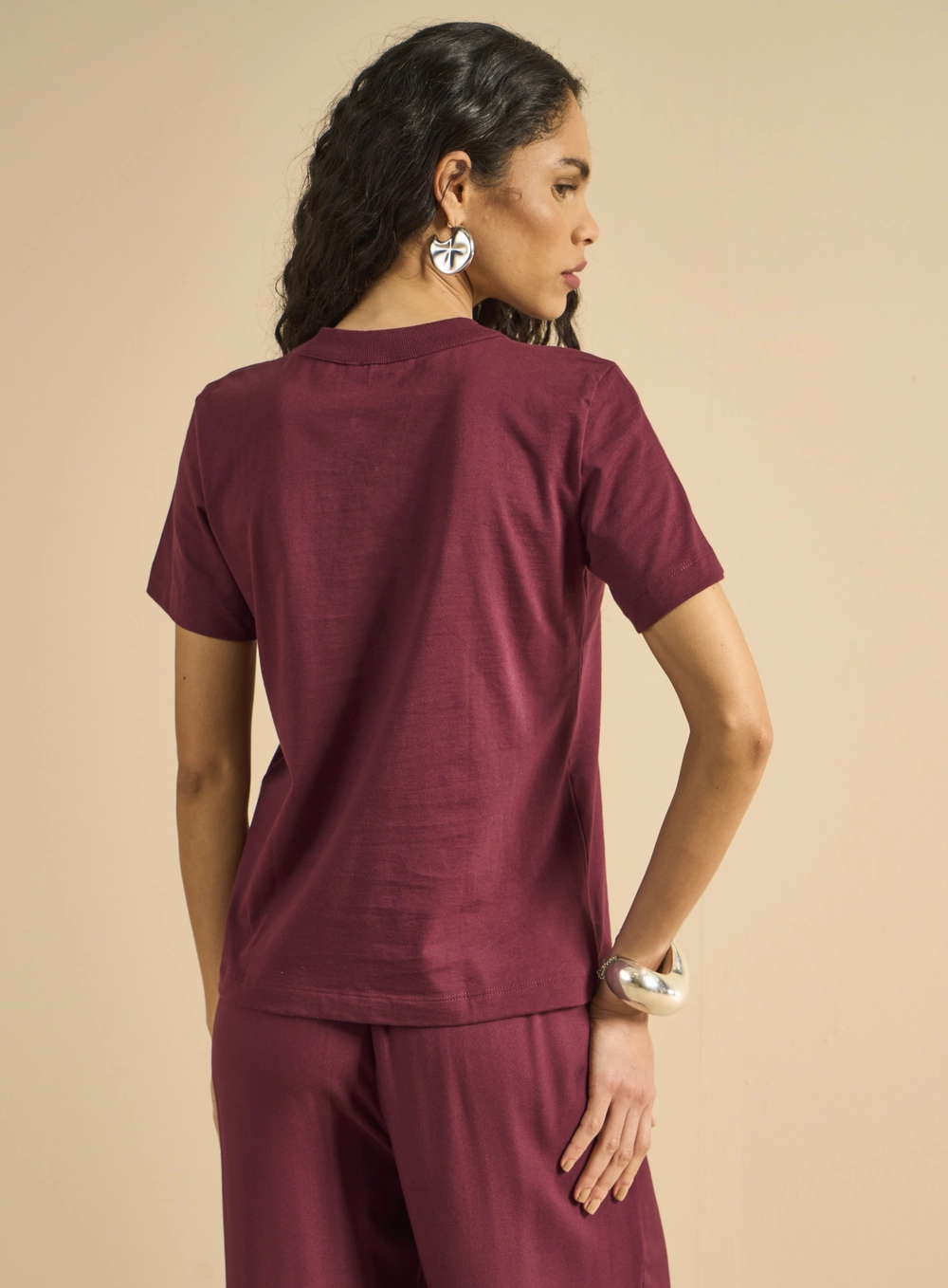 Camiseta Feminina Básica Com Aplicação Bordô 2