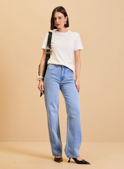 Camiseta Feminina Comfort Com Detalhe