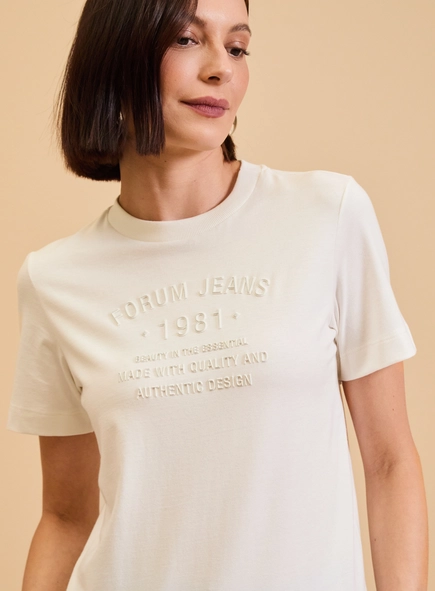 Camiseta Feminina Comfort Com Detalhe