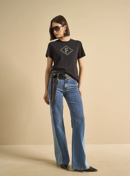 Camiseta Feminina Boy Com Aplicação