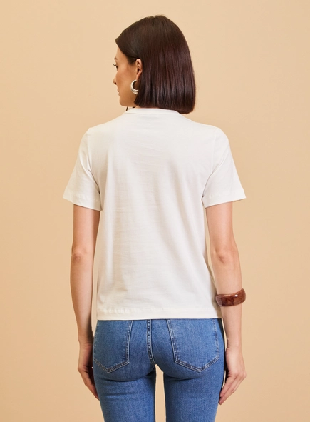 Camiseta Feminina Básica Detalhe Frontal