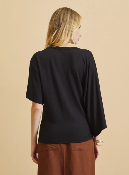 Camiseta Feminina Alongada Assimétrica