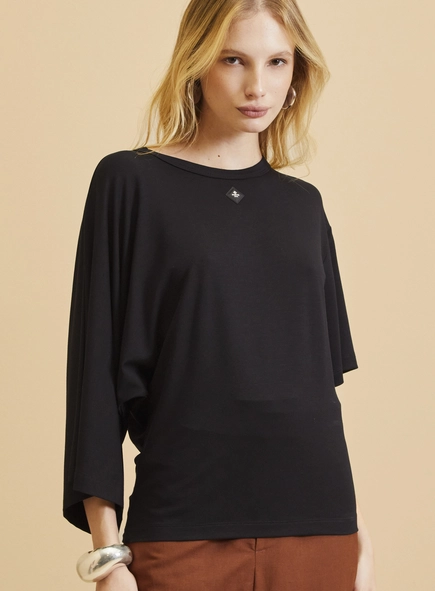 Camiseta Feminina Alongada Assimétrica