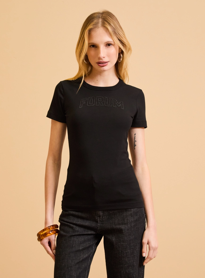 Camiseta Feminina Justa Com Aplicação Preto