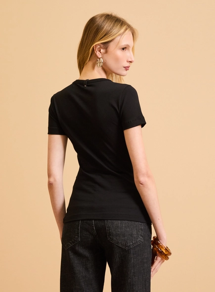 Camiseta Feminina Justa Com Aplicação
