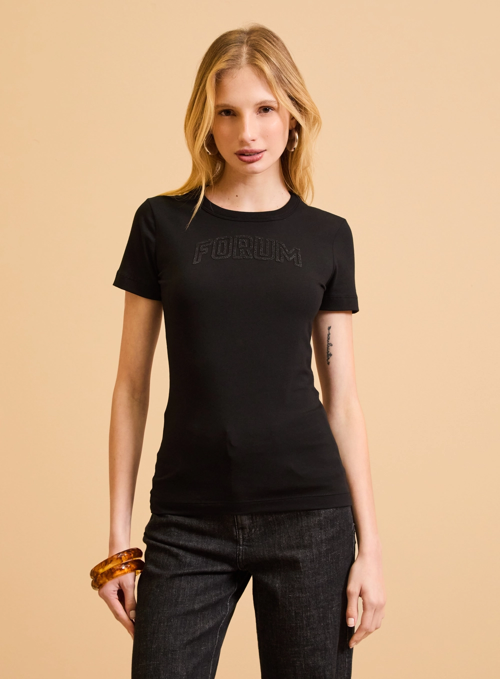 Camiseta Feminina Justa Com Aplicação Preto 3