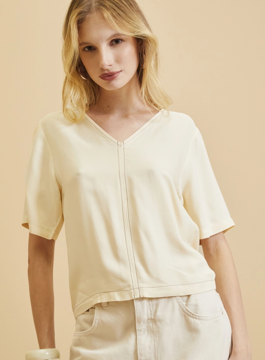 Camiseta Feminina Reta Decote V Bege