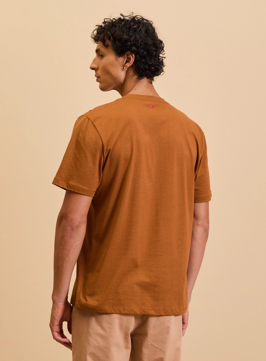 Camiseta Masculina New Box Detalhe Alto Relevo Marrom