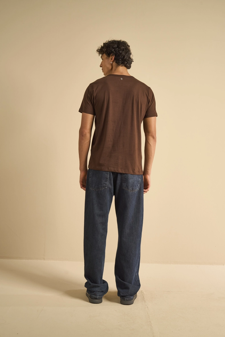 Camiseta Masculina New Slim Detalhe Frontal Marrom