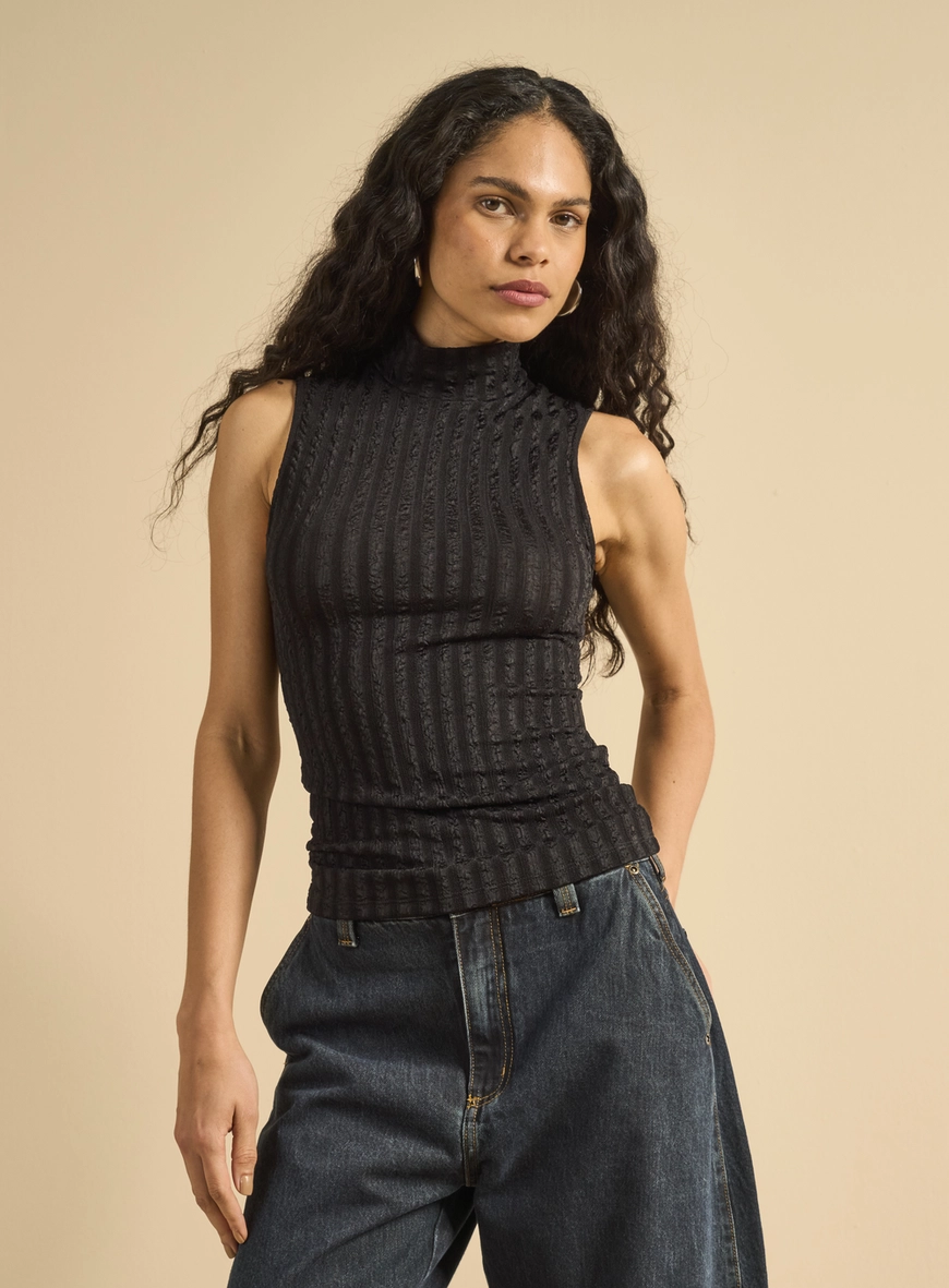 Blusa Justa Texturizada Gola Alta Preto