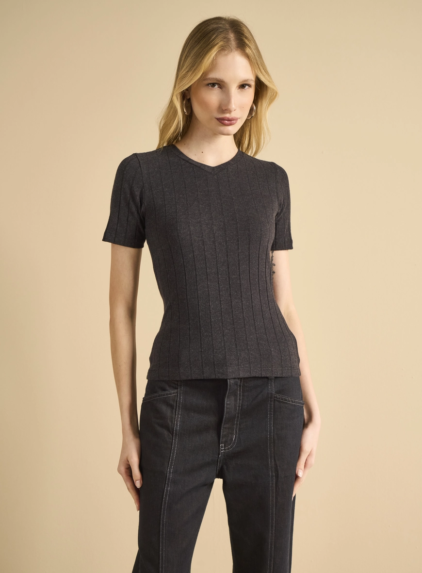 Blusa Canelada Justa Manga Curta Preto