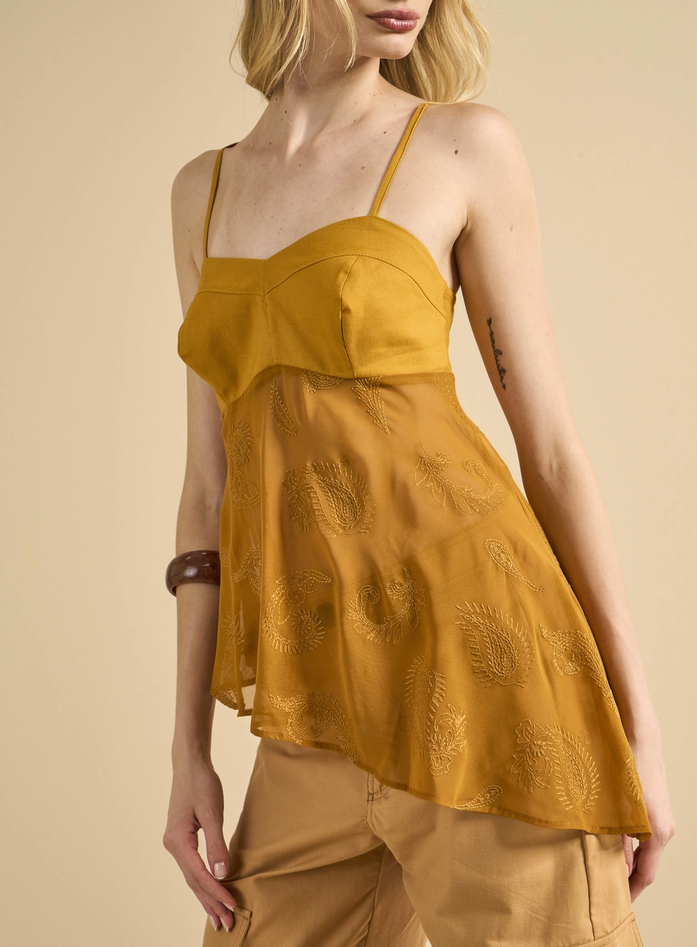 Blusa Assimétrica Bordada Amarelo 3