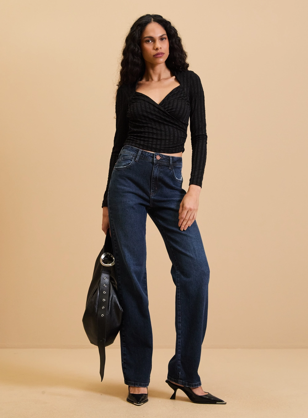 Blusa Texturizada Manga Longa Decote Transpassado Preto 4
