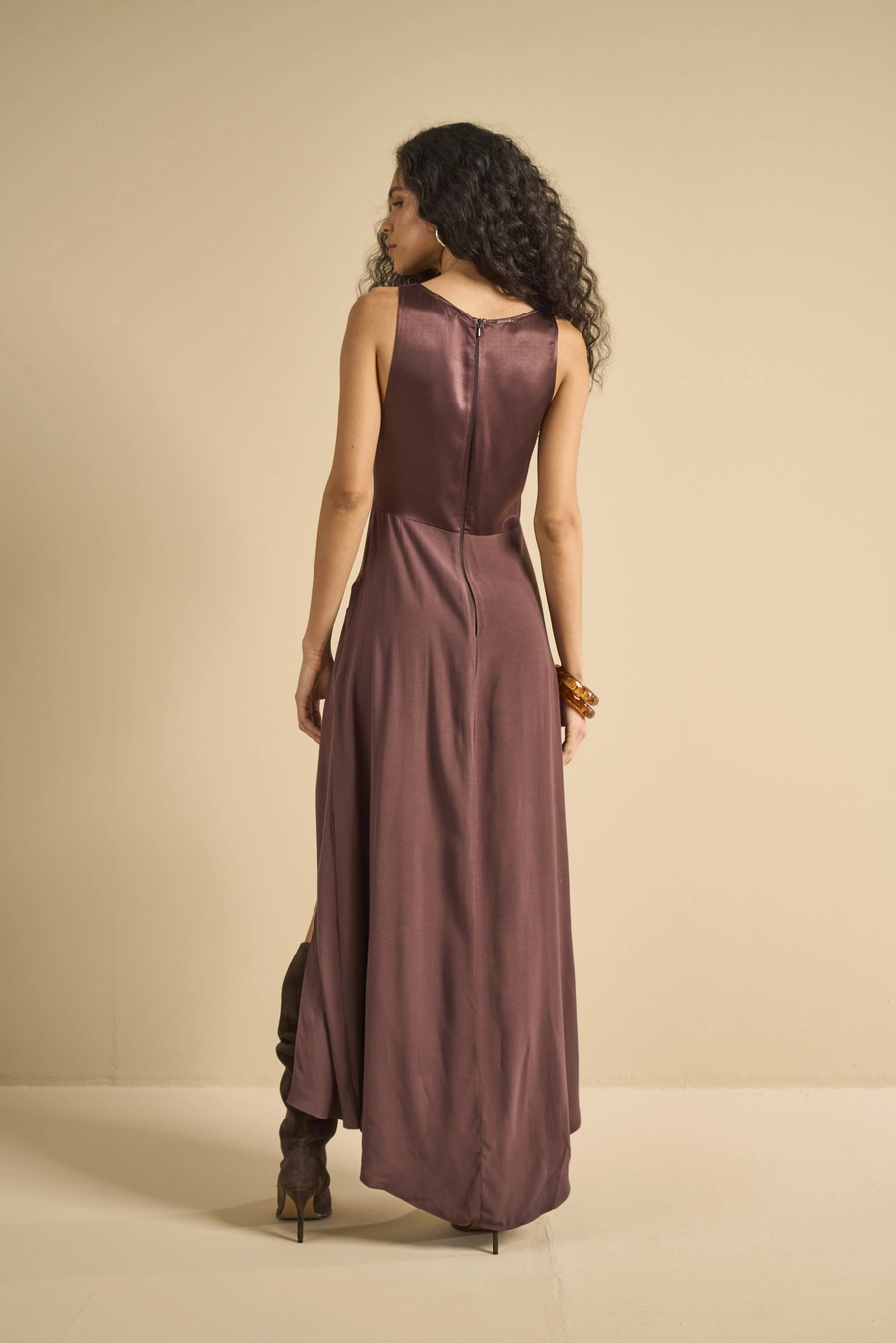 Vestido Midi Acetinado Assimétrico Marrom 2