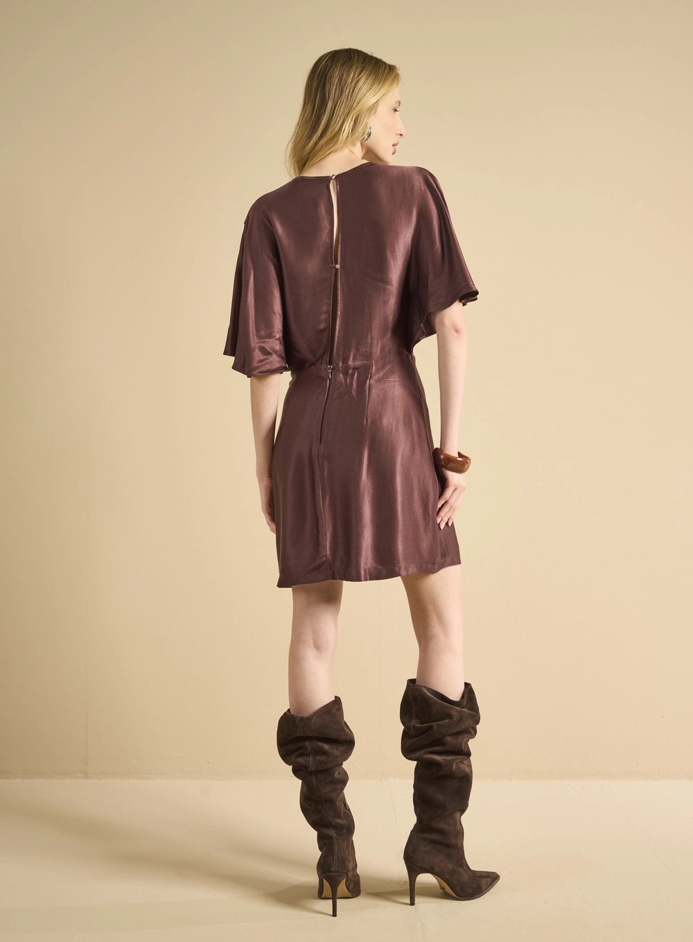 Vestido Curto Evasê Acetinado Marrom 2
