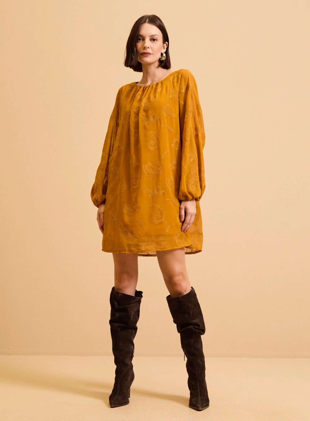 Vestido Curto Amplo Bordado Amarelo 3