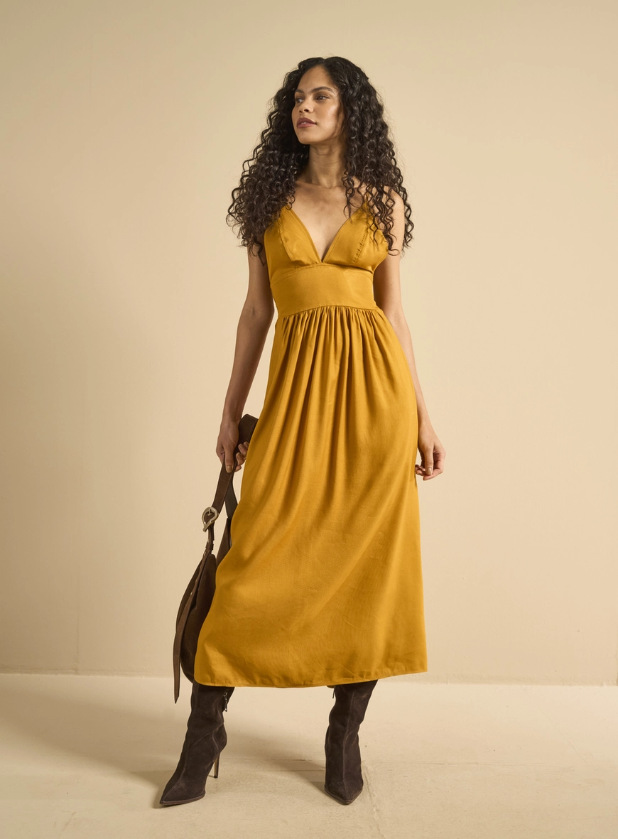 Vestido Midi Evasê Com Franzido Amarelo