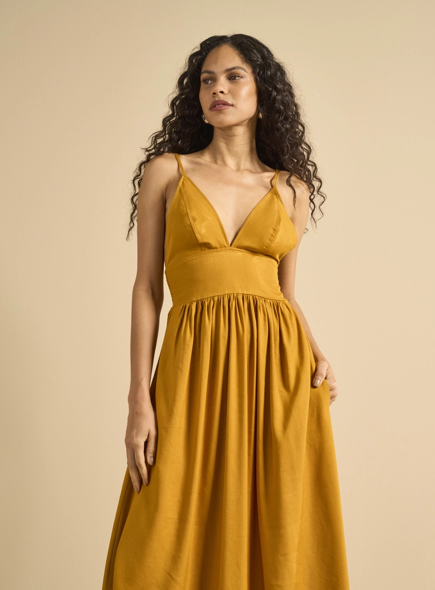 Vestido Midi Evasê Com Franzido Amarelo