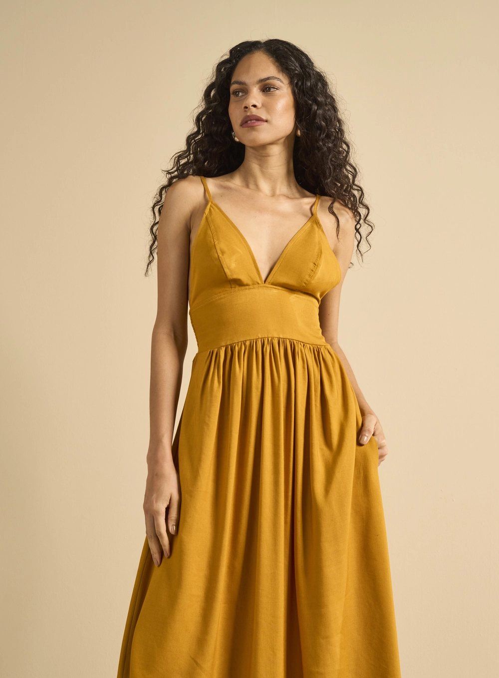 Vestido Midi Evasê Com Franzido Amarelo 3
