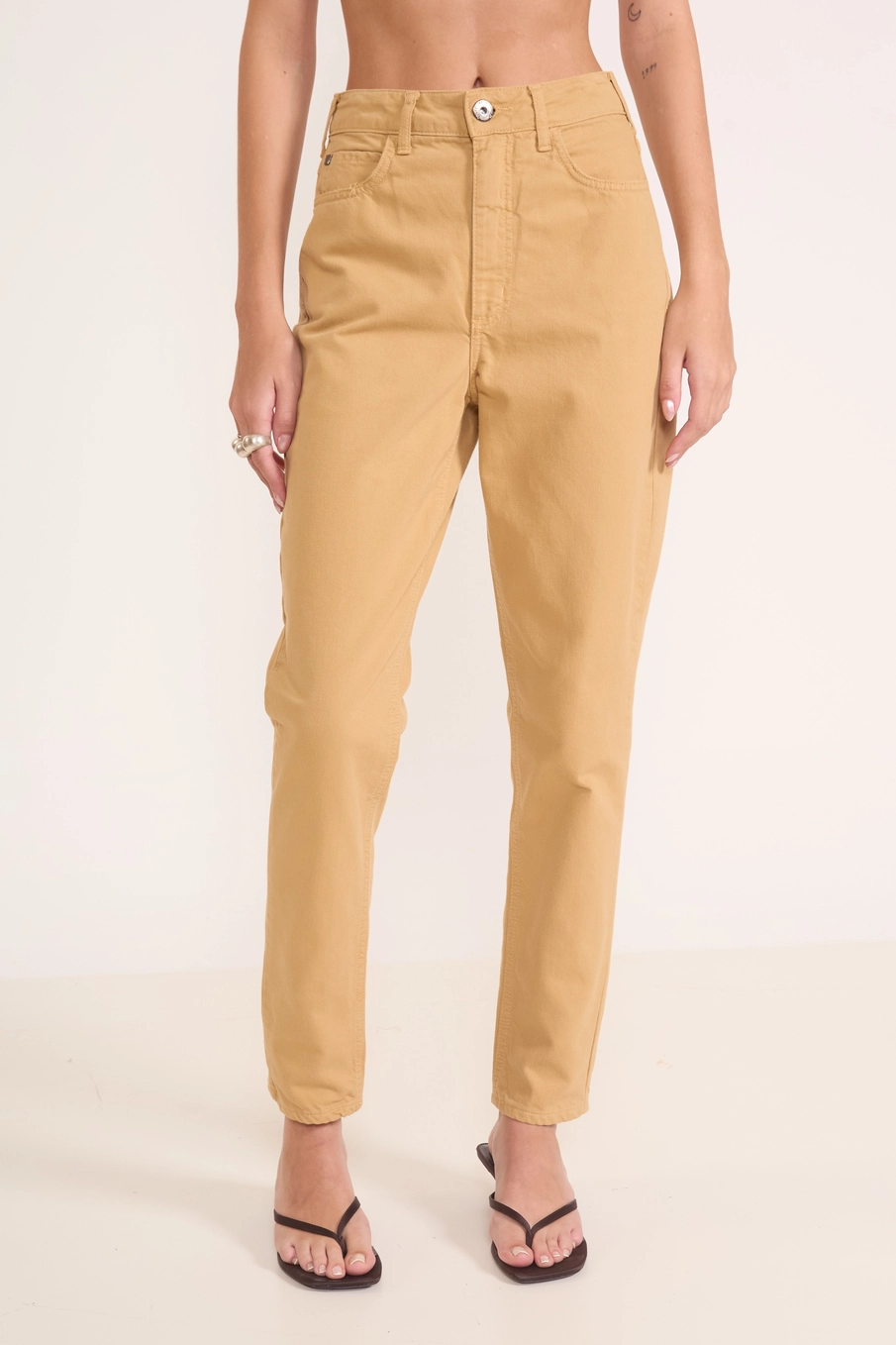 Calça Em Sarja Madrid Mom Bege Soybean