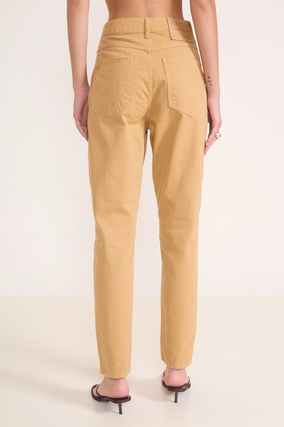 Calça Em Sarja Madrid Mom Bege Soybean