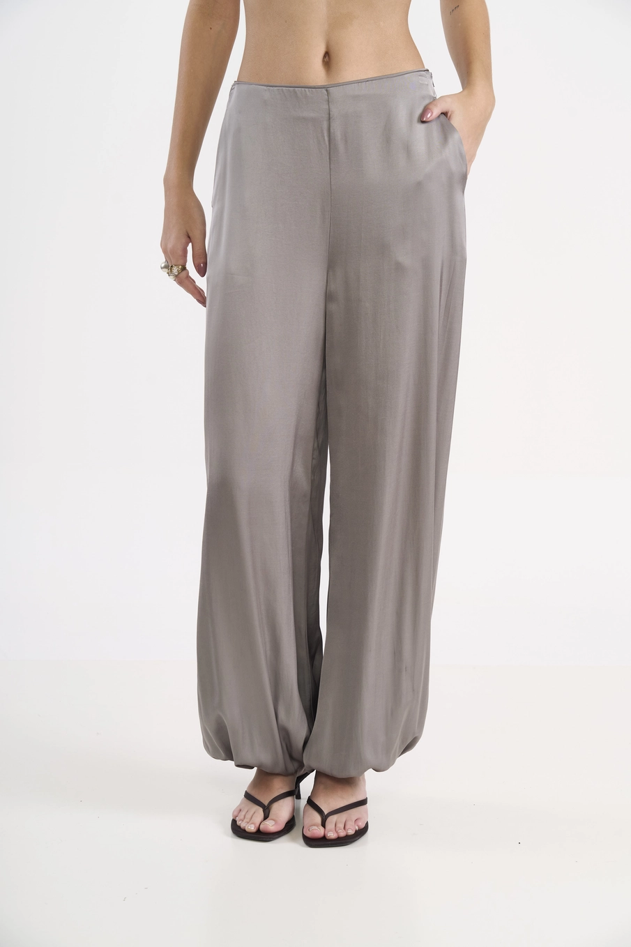 Calça Jogger Acetinada Cinza