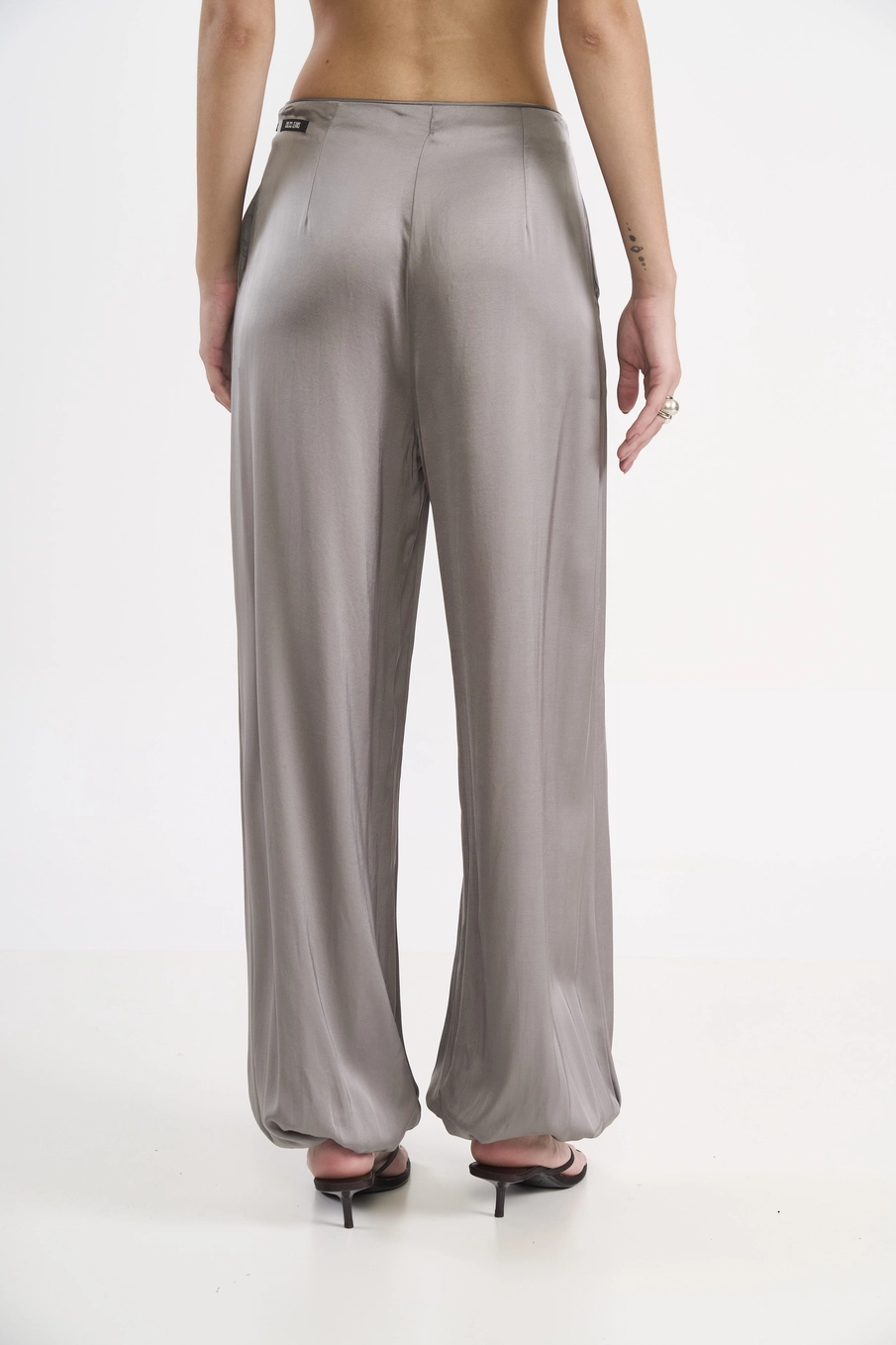 Calça Jogger Acetinada Cinza