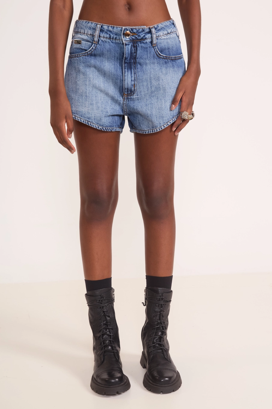 Short Jeans Com Logo Em Relevo Índigo