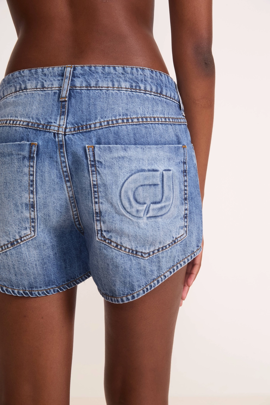 Short Jeans Com Logo Em Relevo Índigo