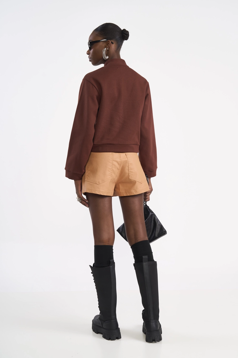 Short Saia Em Sarja Resinada Bege