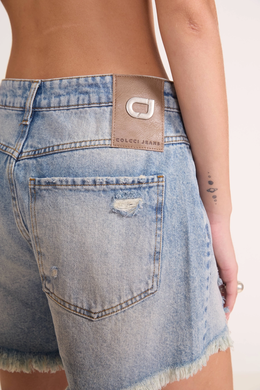 Short Jeans Mom Com Barra A Fio Índigo
