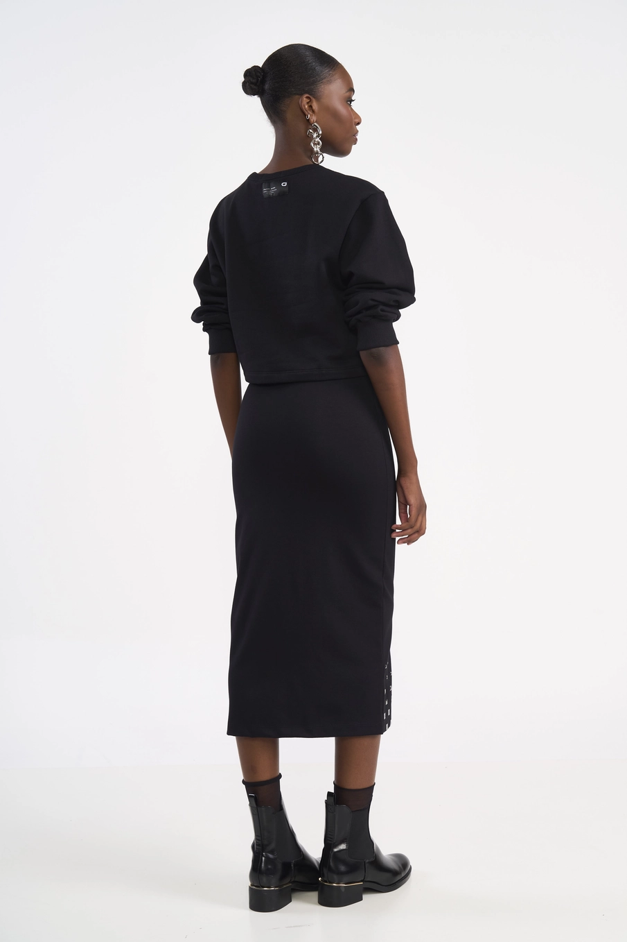 Saia Midi Justa Com Tachas Preto