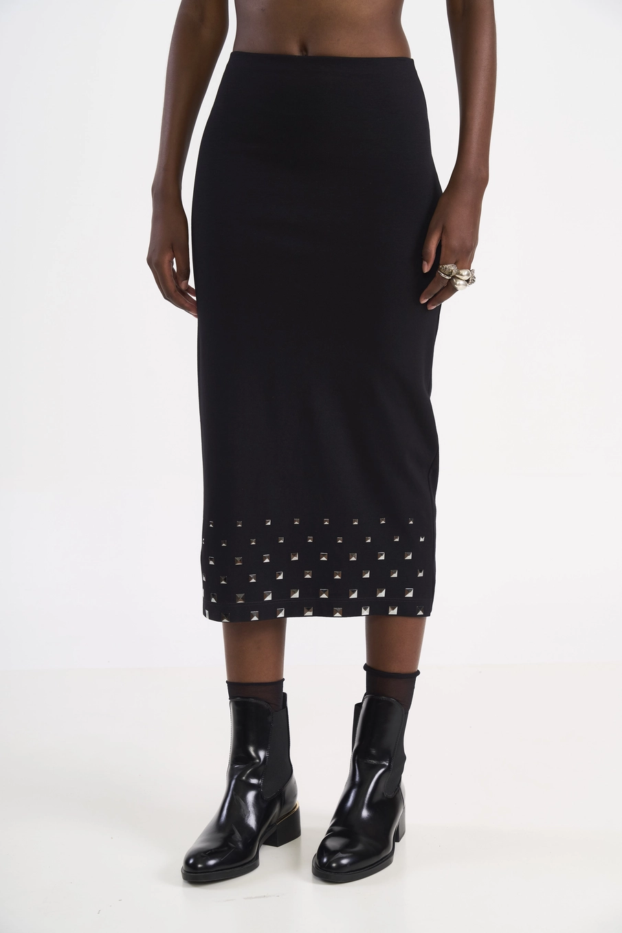 Saia Midi Justa Com Tachas Preto