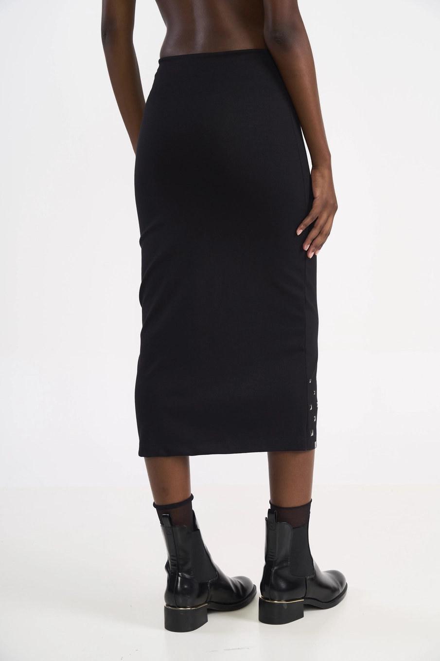 Saia Midi Justa Com Tachas Preto