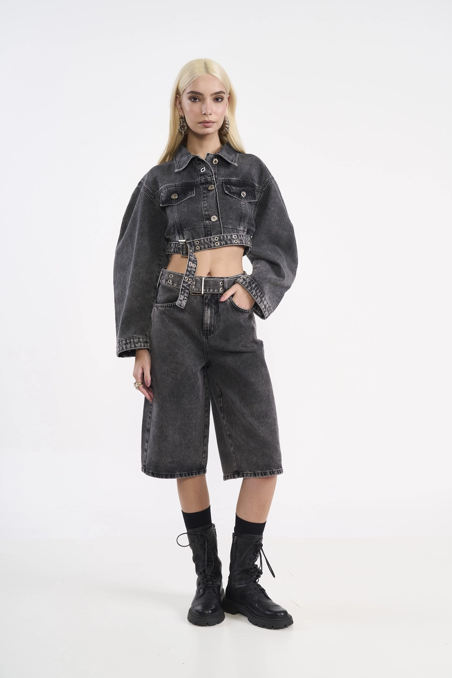 Jaqueta Jeans Cropped Oversized Com Fivela Indigo Preto