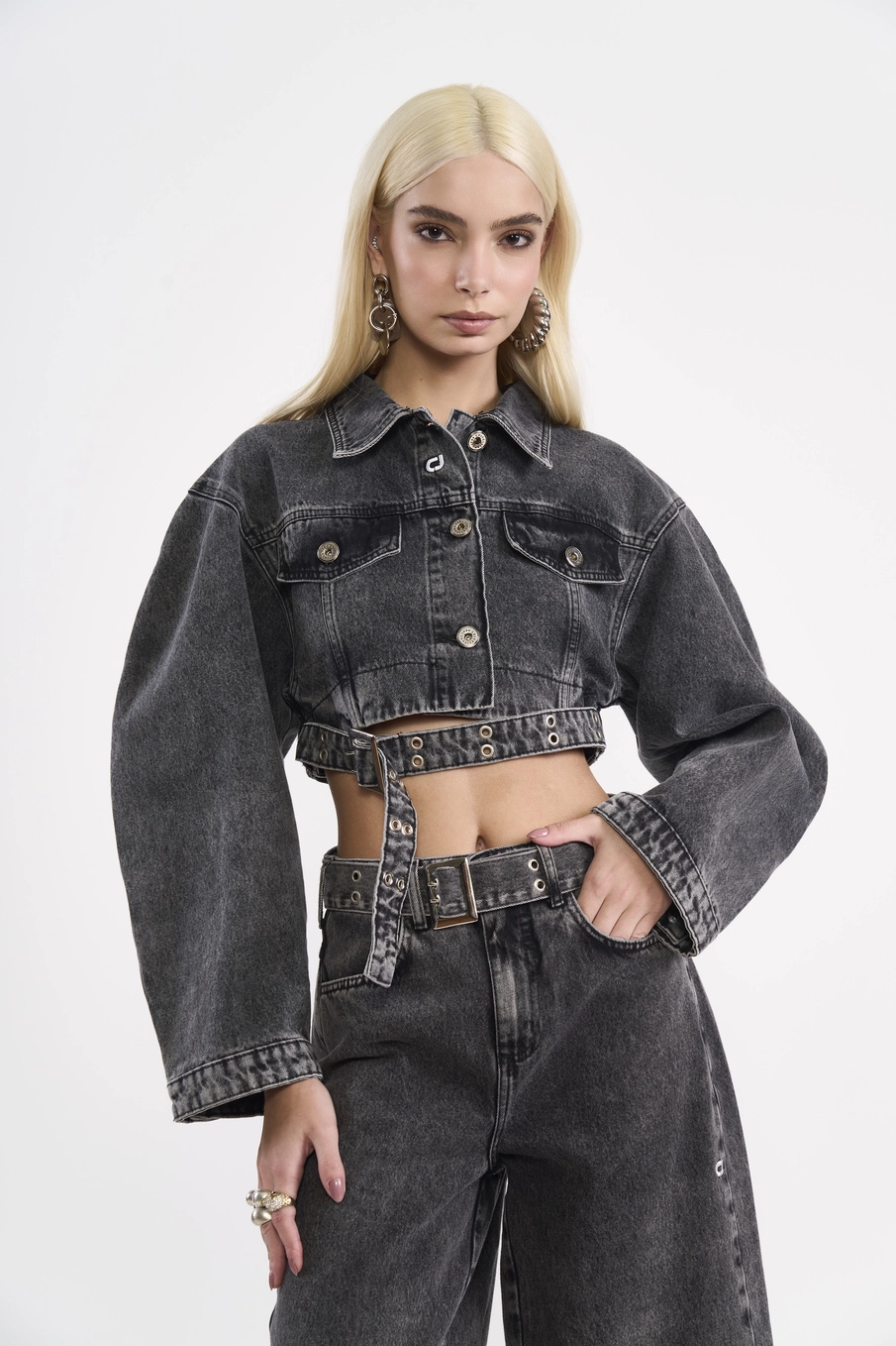 Jaqueta Jeans Cropped Oversized Com Fivela Indigo Preto