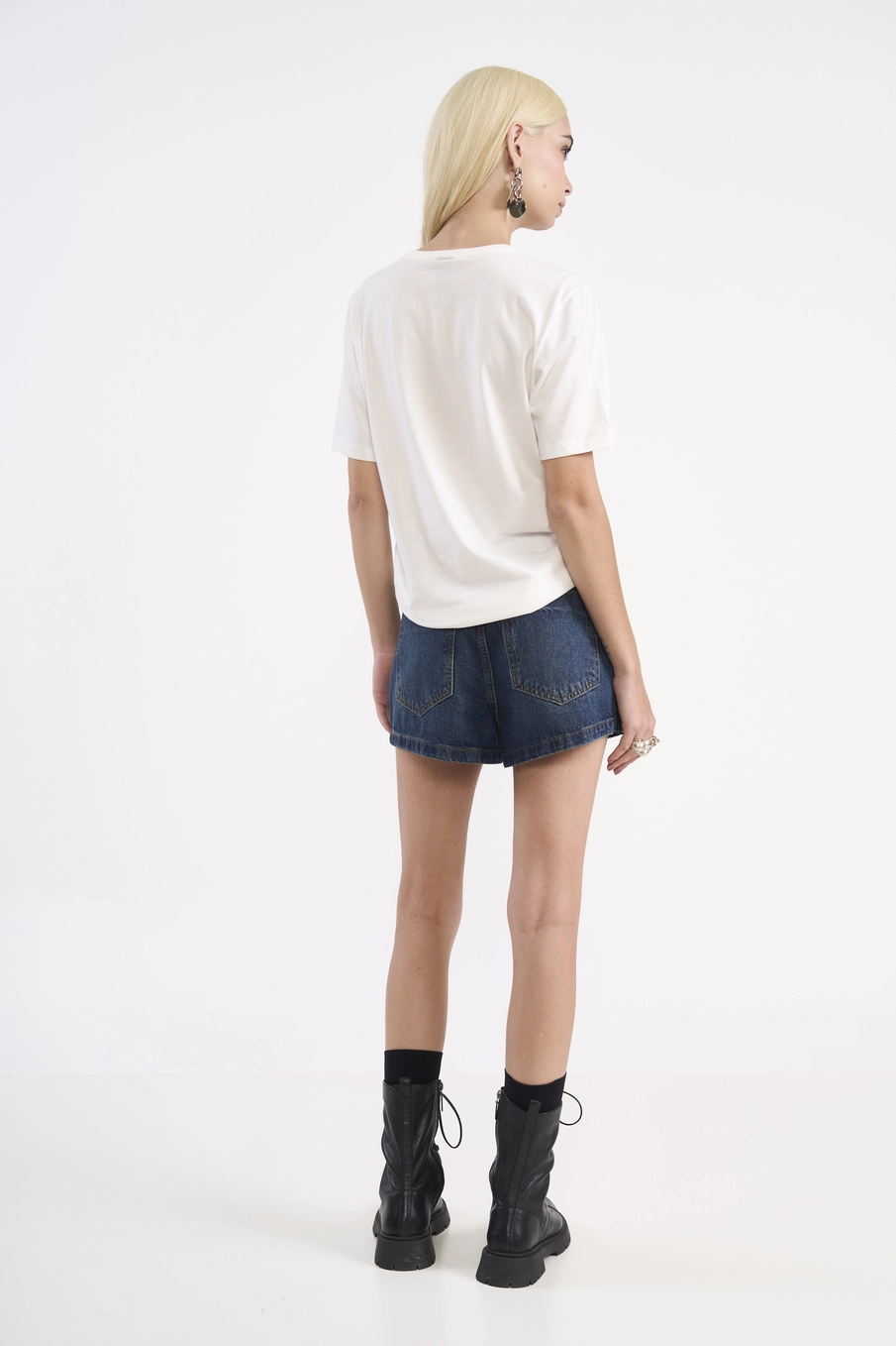 Camiseta Cropped Logomania 100% Denim Off Shell